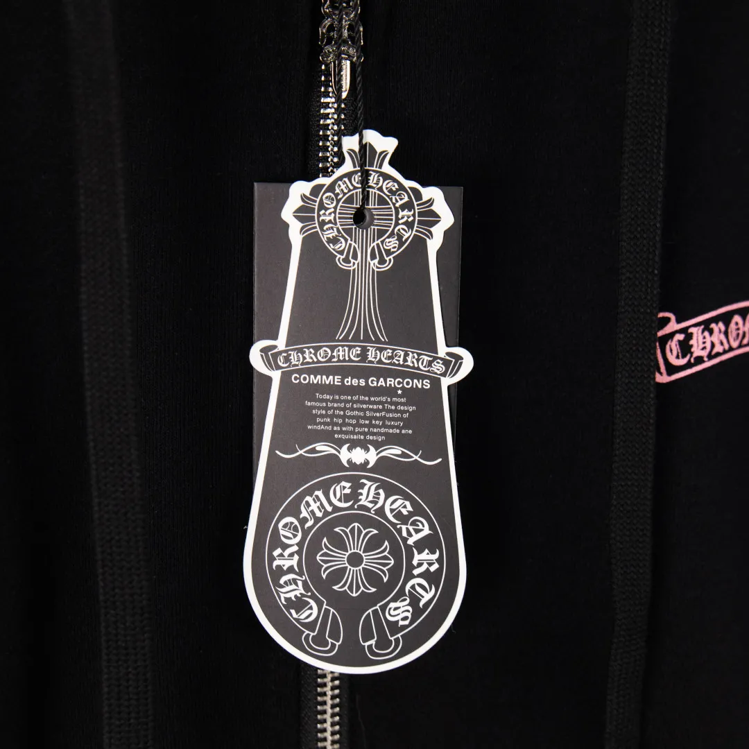 P330 zp version [exclusive supply] Chrome Hearts' latest Chrome Hearts Deadly Doll co-branded comic girl zipper long-sleeved hooded sweatshirt jacket. Heavy production. Scan the QR code to enter the official website in seconds. All customized original versions are the same. Many details. What you see is what you get. Look for the exclusive background. Zhengerbajing 500g pure cotton large terry fabric. All fabrics have been shrunk in advance. Quality first. What you see is what you get. The pattern will not change after one wash. Distinguish some disposable clothes in the market. Three standards Complete packaging, all original and customized, same style for men and women, versatile, more classic version, very unique color: black, size: S M L XL, number: MY10825